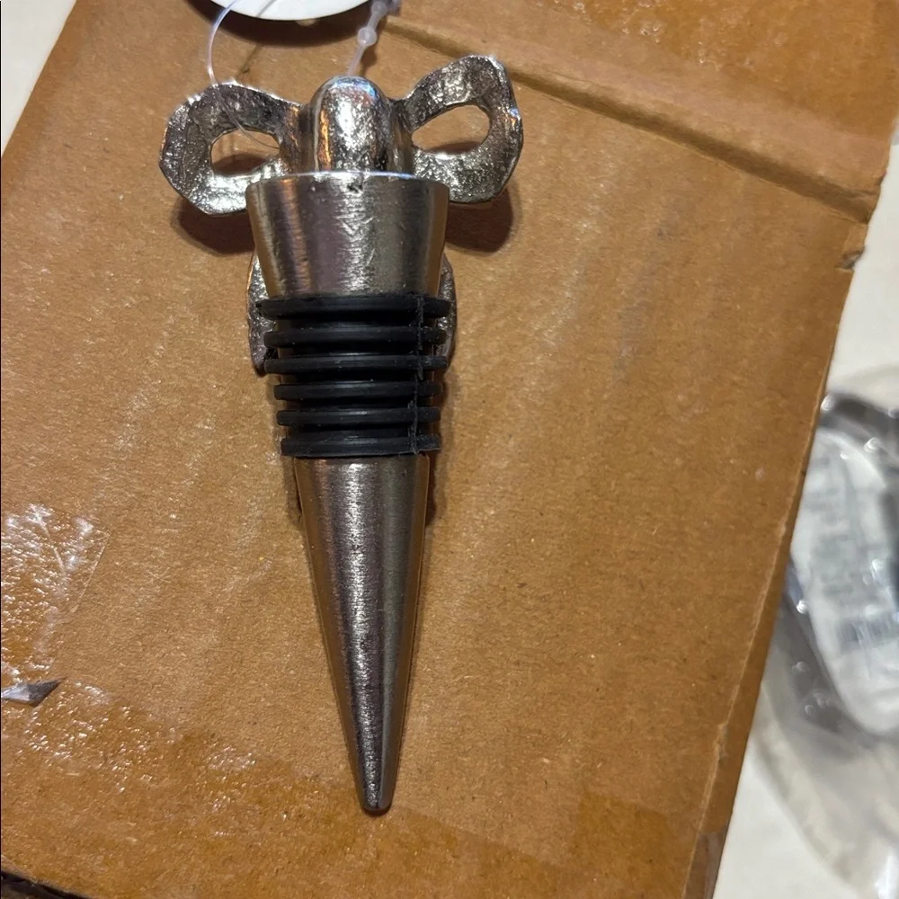 NWT Threshold Metallic Silver Bow Wine Stopper